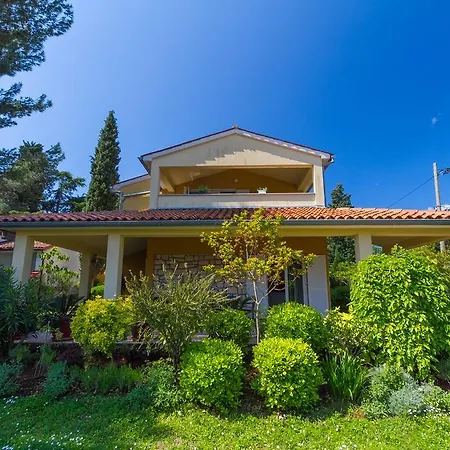 Franulovic Apartments Premantura Exterior photo