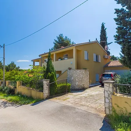 Franulovic Apartments Premantura Exterior photo
